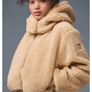 ALO Yoga Sherpa Snow Angel Puffer small Camel color